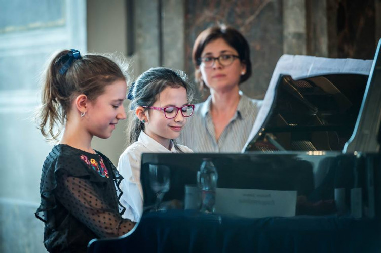 028_-_Zenevarázslat_Eger